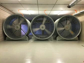 Brandende auto in parkeergarage Emmen zorgt voor verkeerschaos