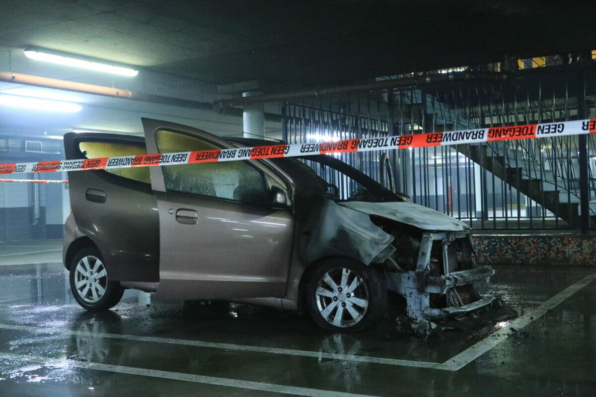 Cabrio in vlammen op in Eindhovense parkeergarage