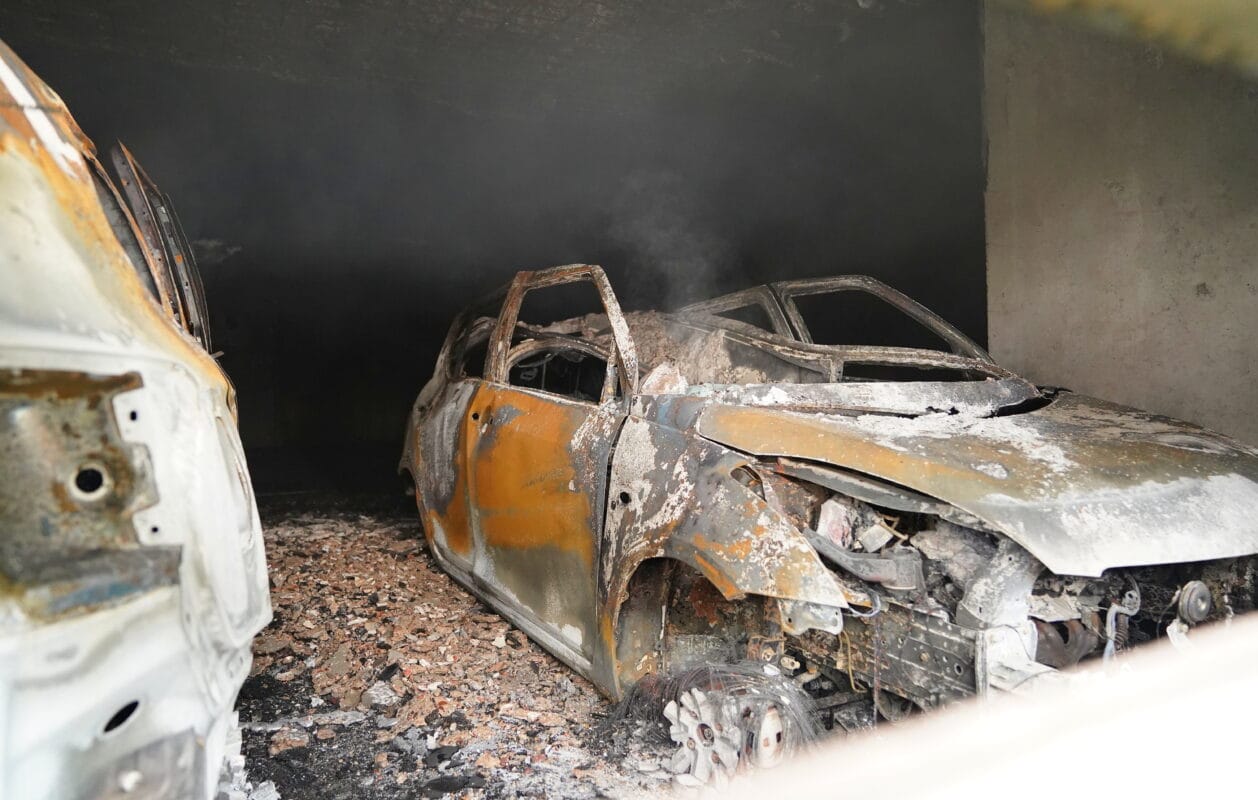 Meerdere auto’s volledig uitgebrand in Bossche parkeergarage waar bewoner met auto door de muur reed | System-Care b.v.