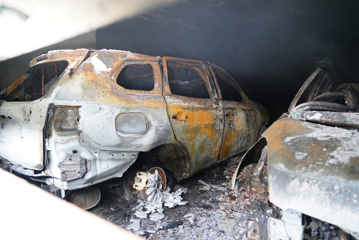 Meerdere auto’s volledig uitgebrand in Bossche parkeergarage waar bewoner met auto door de muur reed | System-Care b.v.