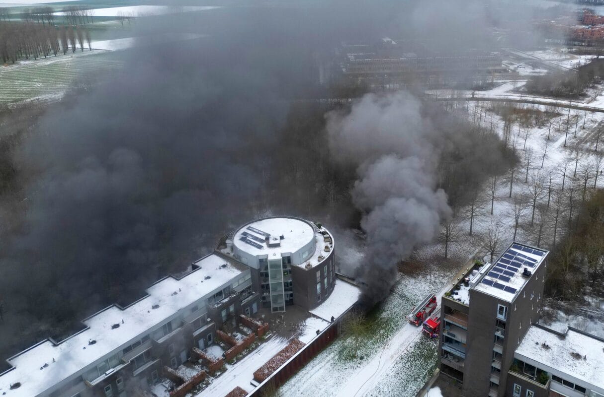 Meerdere auto’s volledig uitgebrand in Bossche parkeergarage waar bewoner met auto door de muur reed | System-Care b.v.